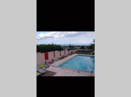 Villa au calme avec piscine, hotel in Villardonnel