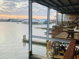 Resort Lodging at Venice Marina w/ WIFI + Private Dock, chalé em Venice