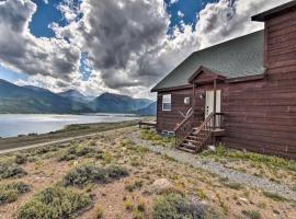 Breathtaking Lake-View Retreat with On-Site Hiking!, vila di Twin Lakes