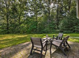 Stroudsburg Hideout in Poconos with Private Hot Tub!, hotell i Stroudsburg