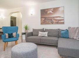 Senderos 2 a 3 bdr apt 4 min from the beach, hotell Rincónis