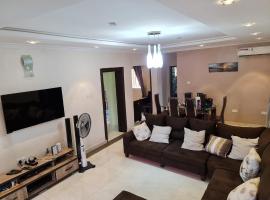 Lovely 3-Bedroom around Ogba, Ikeja, Lagos., apartament a Lagos