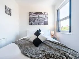 WGcDDE Large 3 Bedroom House - Close to MKM Stadium & A63 - Garden