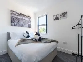 WGcDDE Large 3 Bedroom House - Close to MKM Stadium & A63 - Garden