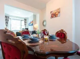 WGcDDE Large 3 Bedroom House - Close to MKM Stadium & A63 - Garden