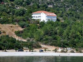 Filoxenia Hotel & Apartments, מלון ליד Monastery of Virgin of Atrou, פורוס