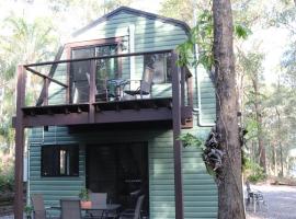 GREEN TREES CHALET 10 minutes to Australia Zoo Landsborough Montville Maleny Caloundra Beaches Glasshouse mountains Big Kart Track National forest, căsuță din Landsborough