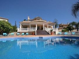 Spacious 700m2 villa, Golfers paradise.: Santa Fe de los Boliches'te bir otel