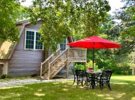 Newly Renovated Carriage House Near Town & Beaches, hotel que acepta mascotas en Madison