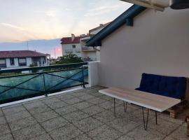 50m² pieds dans l'eau + 20m² Terrasse- Vue sur mer, hotel in Anglet