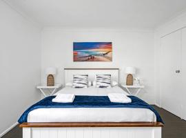 Husky 56 Beachfront Villa's, semesterboende i Huskisson