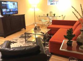 Tastefully decorated spacious apartment Burlington, khách sạn ở Burlington