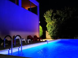 La maison des Twins avec piscine chauffée, khách sạn có chỗ đậu xe ở Bernis