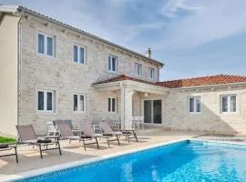 Villa Leon by Villas Holiday