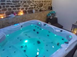 Le Ptit Spa de L'Abbaye Suite love et Spa privé, ξενοδοχείο ημιδιαμονής σε Lonlay-lʼAbbaye