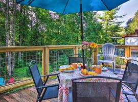 Shaw Creek Cottage with Fire Pit and Forest Views, vilă din Hendersonville