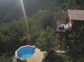 Chalet Chevreuil avec piscine privée, hotel in Lucéram