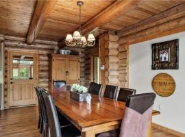 Luxury Log 7bed/6.5bath Cabin: Theater, Game Room, 7 Acres!, hotell i Sylva