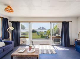 Absolute Beachfront - Waimarama Holiday Home, hotel with parking in Waimarama