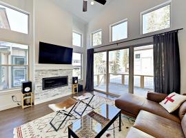 Mountain Sky Cottage، فندق في فريزر