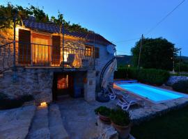 Home Sweet Home traditional Dalmatian house with pool, hotel in Vrsine