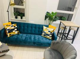 Cheerful 2 Bedroom Homely Apartment, Sleeps 6 Guest Comfy, 3x Double Bed, Parking, Free WiFi, Suitable For Business, Leisure Guest,Glasgow, Glasgow West End, Near City Centre, hotel in Glasgow