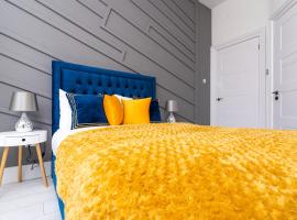 Cheerful 2 Bedroom Homely Apartment, Sleeps 4 Guest Comfy, 3x Double Bed, Parking, Free WiFi, Suitable For Business, Leisure Guest,Glasgow, Glasgow West End, Near City Centre, Perfect For Common Wealth Games 2026, hotel v mestu Glasgow