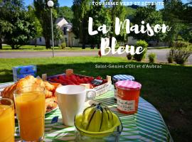 Viesnīca ar autostāvvietu La Maison Bleue, village vacances, piscine, parking pilsētā Saint-Geniez-dʼOlt