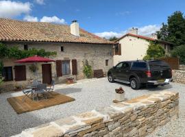 Les Roches, hotel with parking in Vanzay
