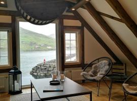 Løðupakkhúsið - Historical Warehouse - Top Floor, hotell i nærheten av Vágar lufthavn - FAE 