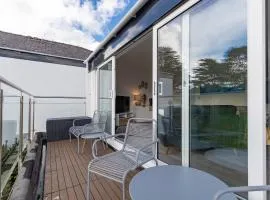 25 Coedrath Park - Sea Views from Balcony, Short Walk to Beach, Parking