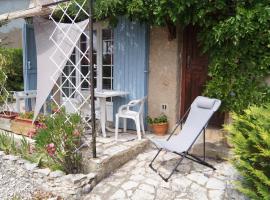 Petit studio atypique et cosy en Provence, holiday rental in Saint-Étienne-les-Orgues