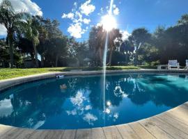 Pool house with one of a kind Garden, hotel in Melbourne