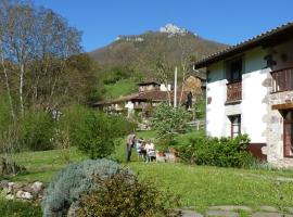 Casa Rural Los Riegos, lavprishotell i Caso