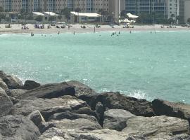 Beach Front San Marco 2 bedroom condo Venice Florida、ベニスのホテル