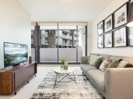 Darling Harbour Apartment near King St Wharf