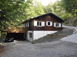 Cosy Chalet in Odeigne with Jacuzzi, feriebolig i Manhay
