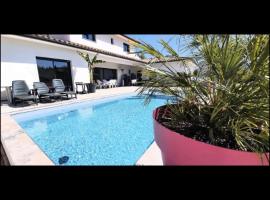 Studio Provence, hotel dengan kolam renang di Istres
