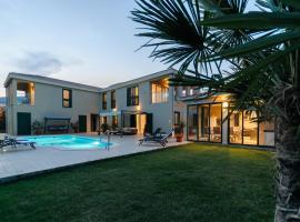Villa Marta Luxury House with Heated Pool, aluguel de temporada em Plano