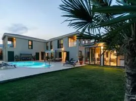 Villa Marta Luxury House with Heated Pool