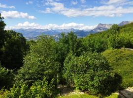 Gites Chalet Grand Cerf Montclar-Ubaye, hotel with parking in Les Rollands