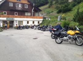 Gasthaus Luggwirt, hotel com estacionamento em Gnesau