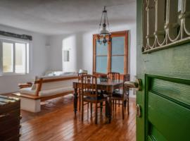 Serenity - Traditional house with stunning sea view, hotell sihtkohas Tagou