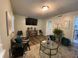 HHI Homes- Newly Renovated Cozy Modern Pet-Friendly Villa-Ideal Location, hotelli kohteessa Hilton Head Island