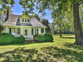 Cozy Gloucester Getaway with Porch and Sunroom!, căsuță din Gloucester