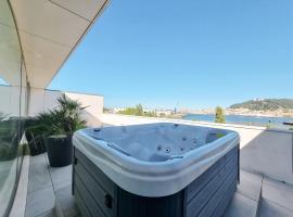 River Town View - Luxury Apartment with Jacuzzi on Terrace: Viana do Castelo şehrinde bir lüks otel