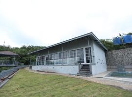 Jumbo Paradise 1 BHK Luxury Lake View Cottage, hotel v destinaci Lonavala