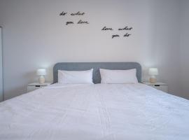 Schöne 2 Zimmerwohnung mit UHD-TV, großem Balkon und Hängematte, hotel v destinaci Lampertheim