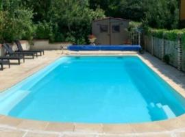 Maison trouvillaise balnéo piscine, feriebolig i Trouville-sur-Mer