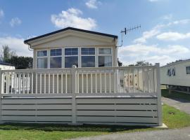 Tranquil 6 Berth Luxury Holiday Home, ferieanlegg i Chichester